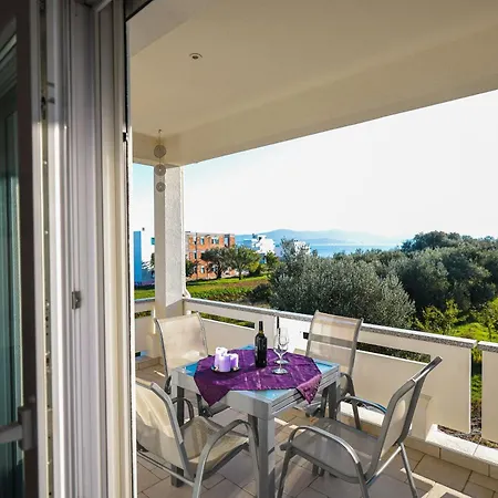 Apartment In Mit Balkon, Nahe Am *