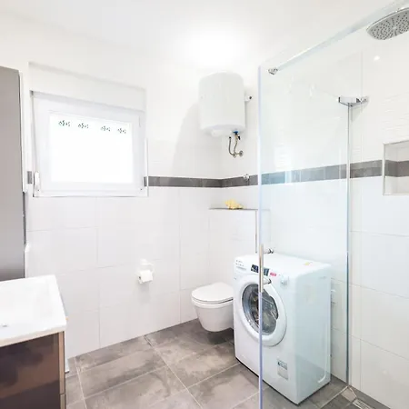 Apartment In Mit Balkon, Nahe Am Sukosan