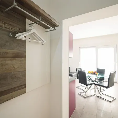 Apartment In Mit Balkon, Nahe Am *
